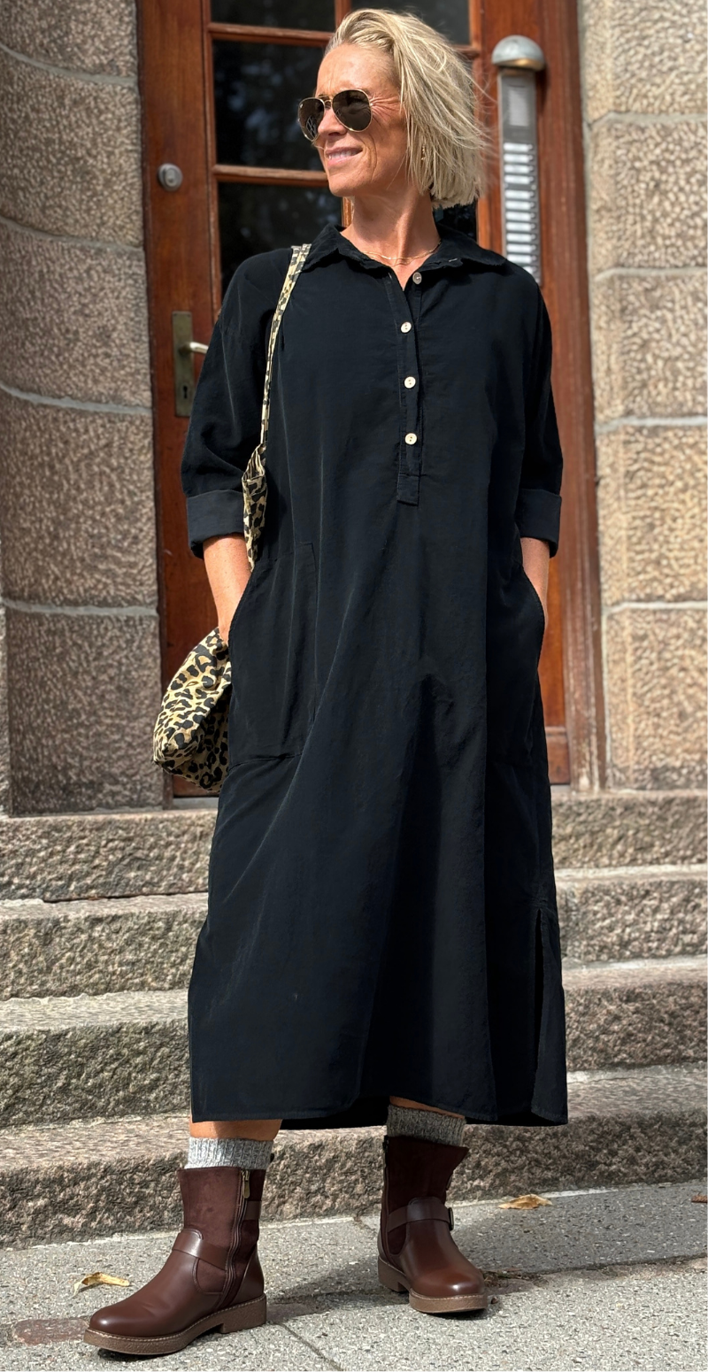 Maja fløjlskjole med stolpelukning og store lommer sort LikeLondon