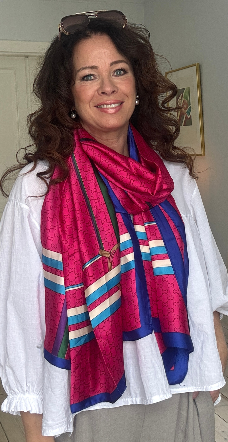 Silketørklæde med cc print og spænder pink LikeLondon