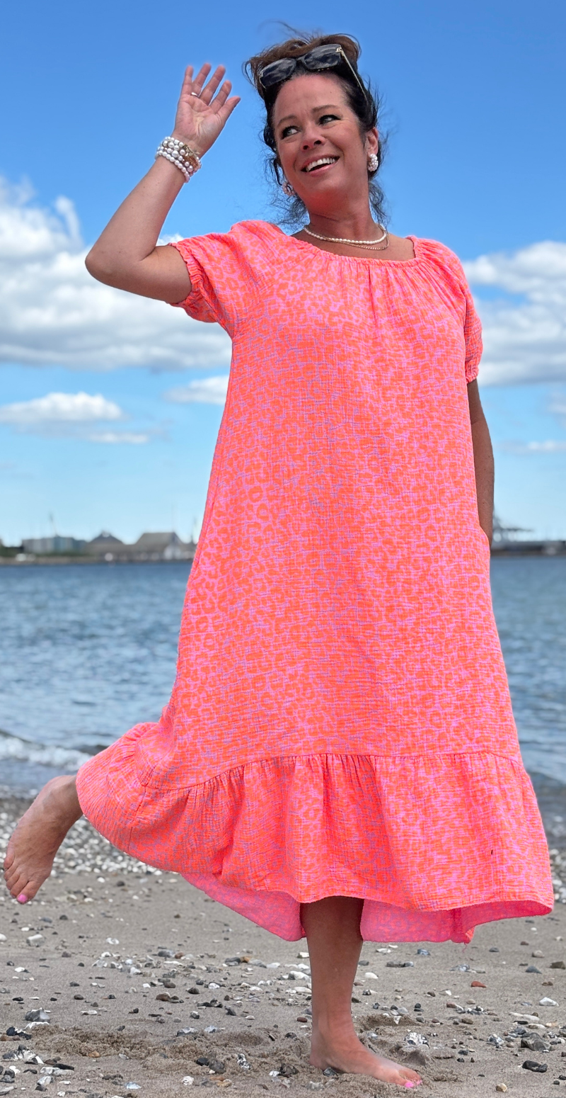 Karis lang kjole med peplum og leoprint orange LikeLondon