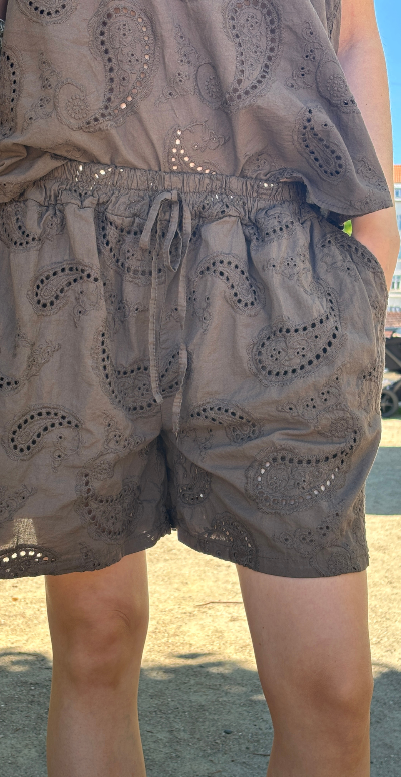 Isobel shorts med broderi anglaise og skrålommer brun LikeLondon
