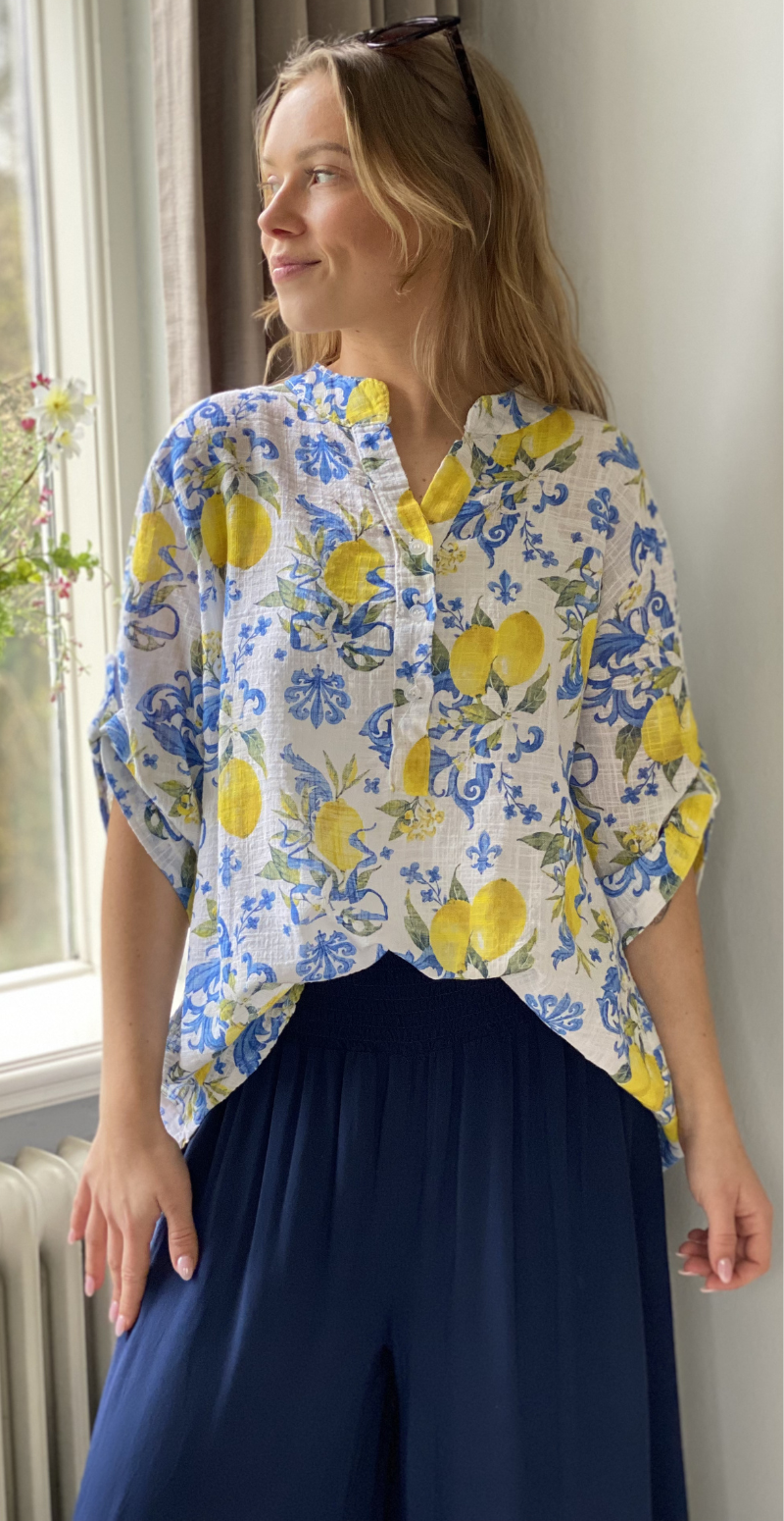 Rosella bluse med stolpelukning, citroner og blomster blå LikeLondon