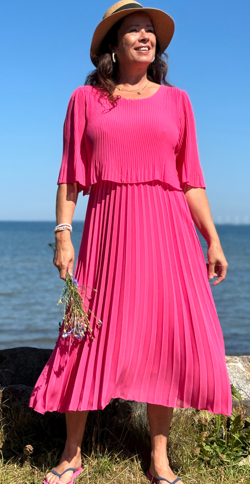 Carmen plisseret kjole med elastik i taljen pink LikeLondon