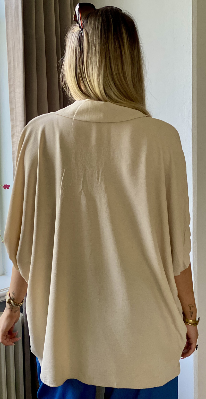 Lizzy bluse med krave og guldknapper beige LikeLondon