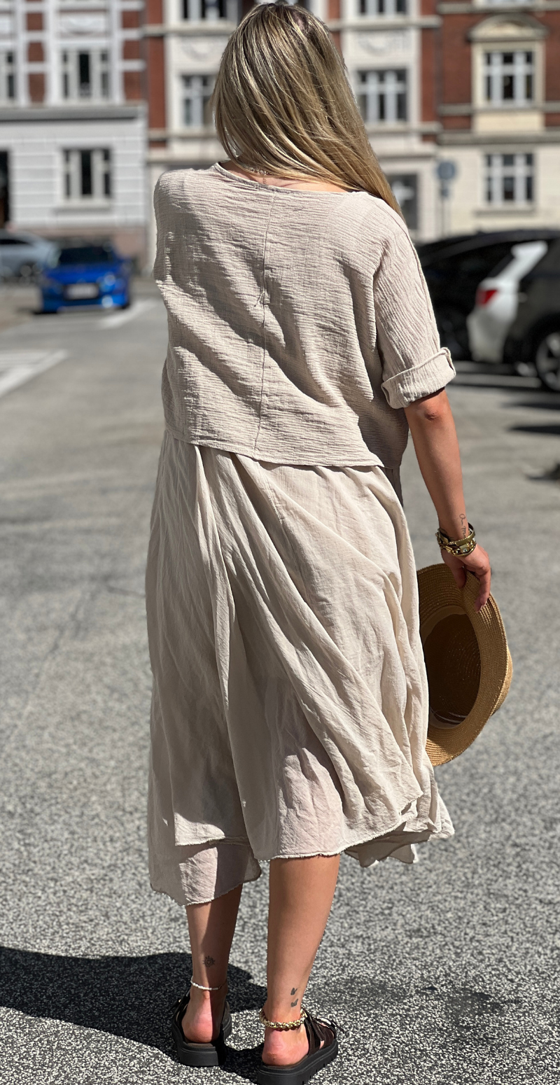 Frigg kjole med A-form og tynde stropper med tilhørende bluse beige LikeLondon