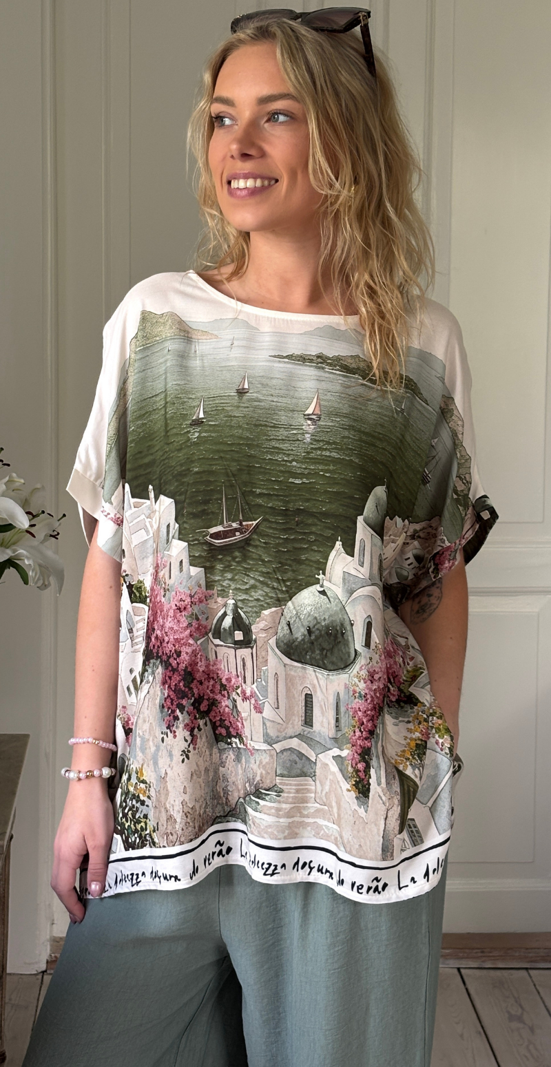 Brianna bluse med kort ærme og print af huse khaki LikeLondon