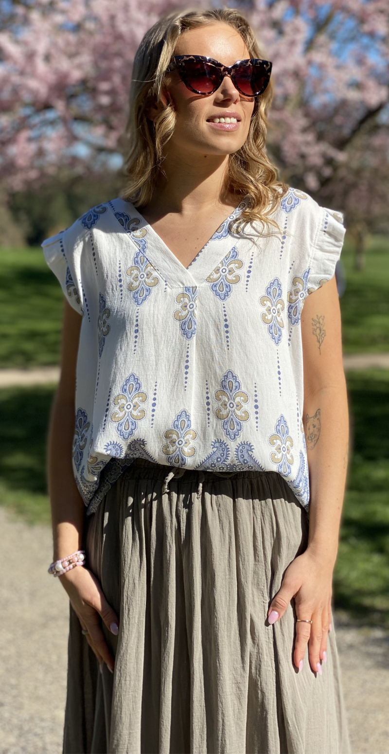 Vita bluse med flæsedetaljer og v-hals denim LikeLondon