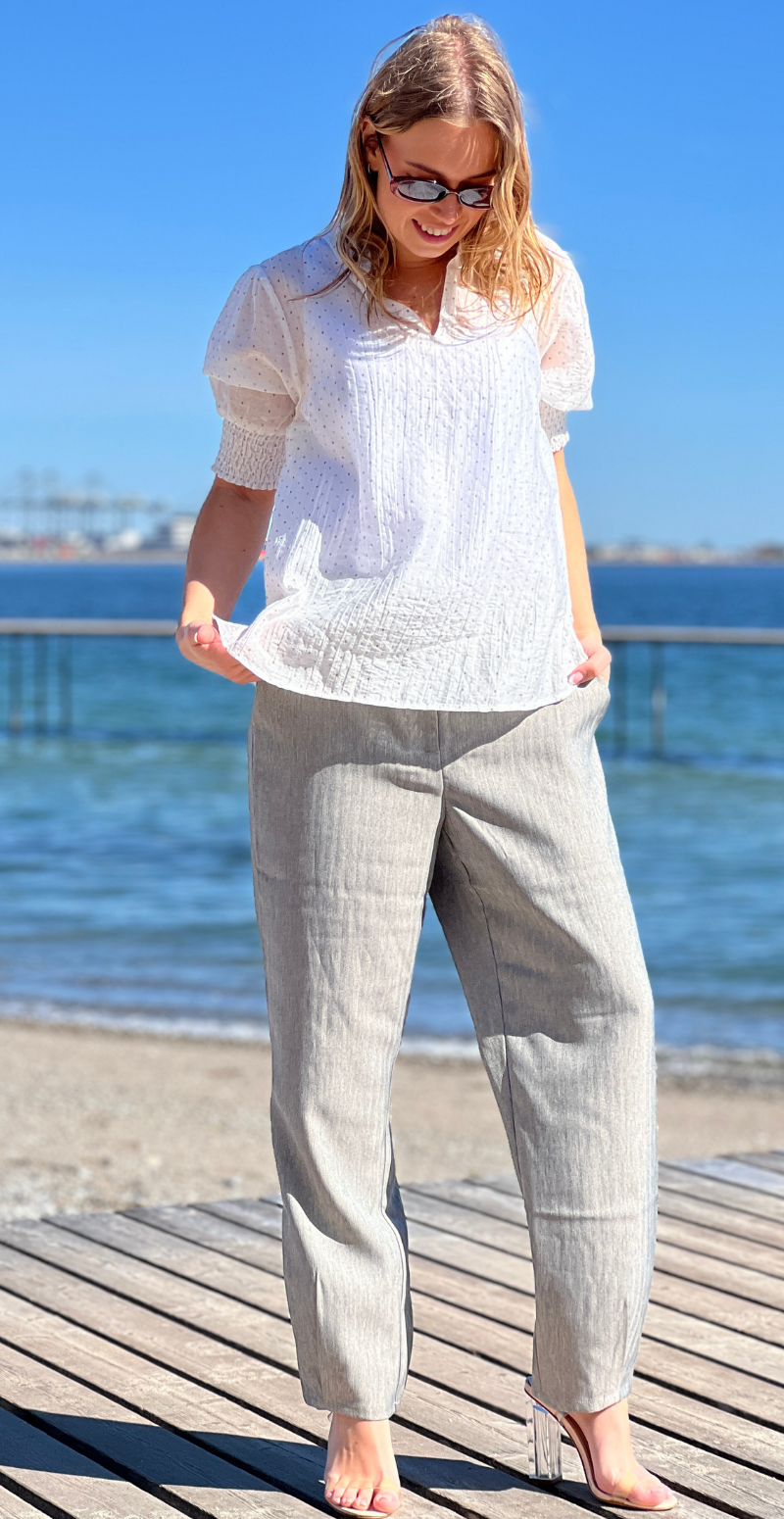 Flory bluse med smock på ærmerne og prikker brilliant white w. silver Freequent