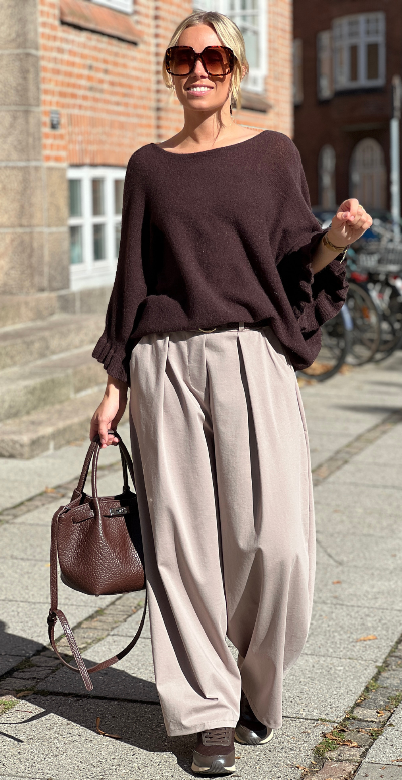 Louise strikbluse i baby alpaca med flæsedetaljer og 3/4 ærmer brun LikeLondon