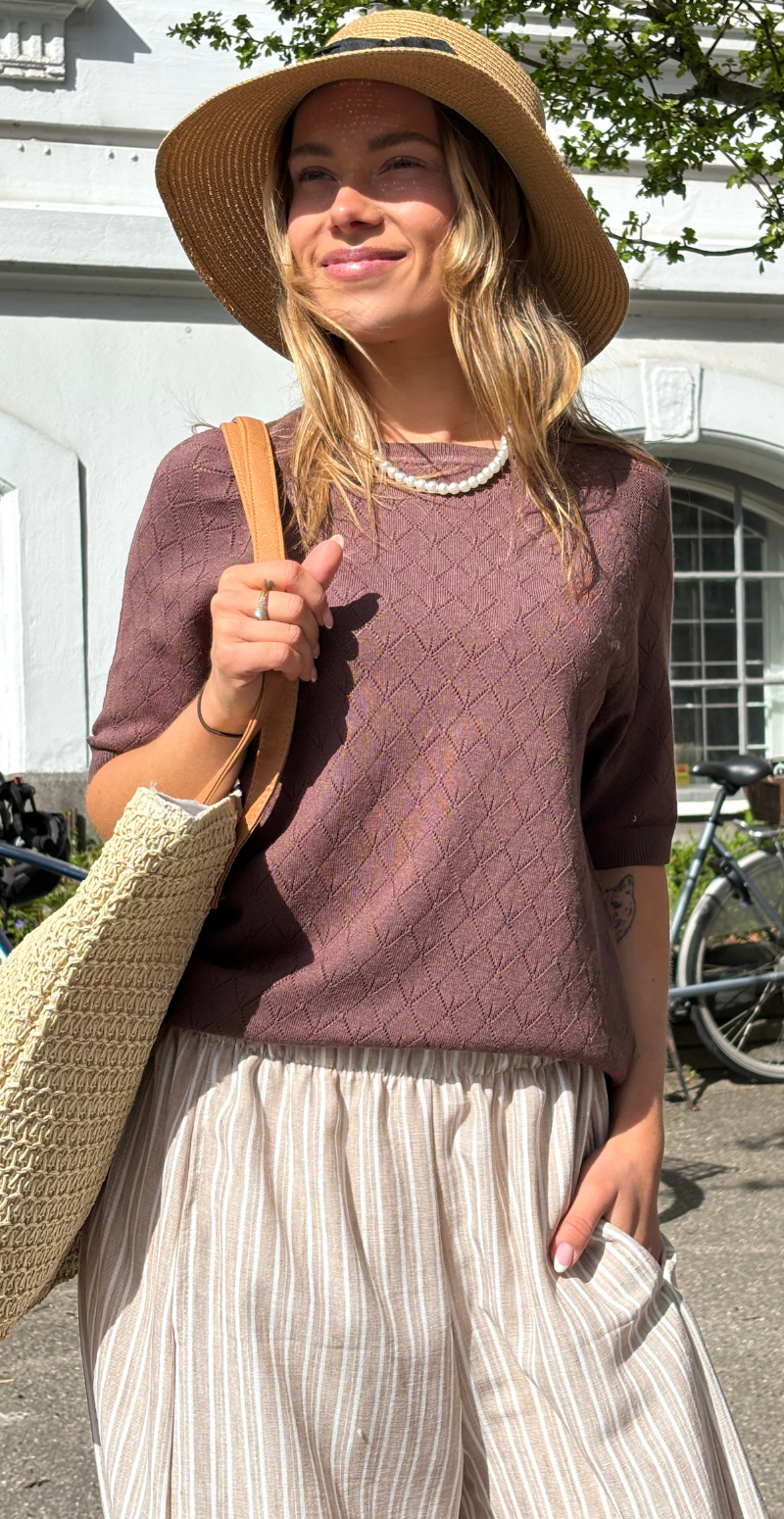 Omanja bluse med hulmønster french roast B.young