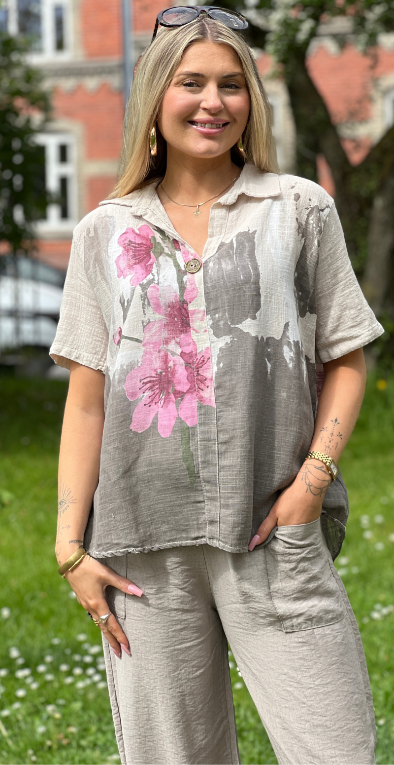 Gina bluse med blomsterprint og v-hals beige LikeLondon