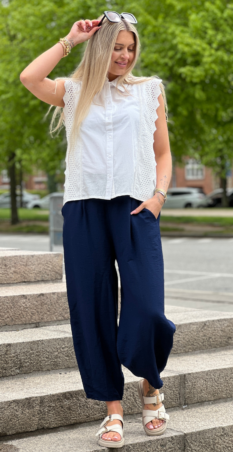 Forudbestil uge 25 Alana bukser med skrålommer og barrel-fit navy LikeLondon