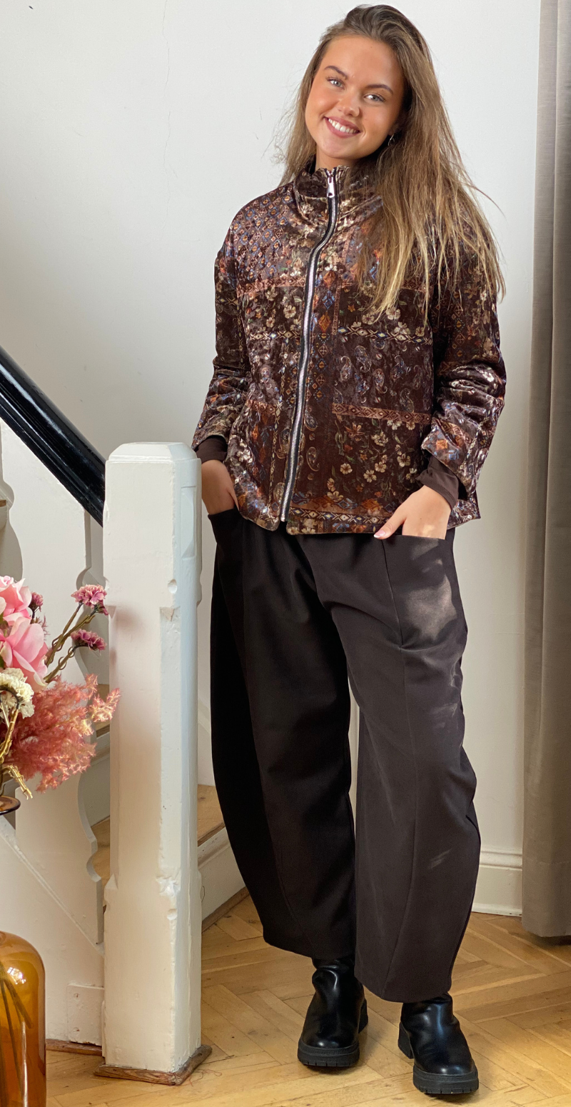 Sibylle jakke i velour med lynlås og blomsterprint brun LikeLondon