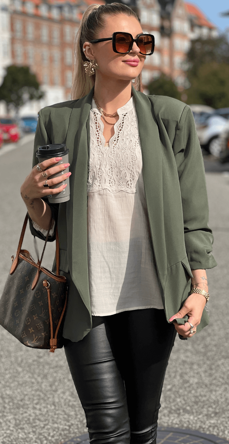 Sandy blazer med rynke effekt ved ærmet khaki LikeLondon