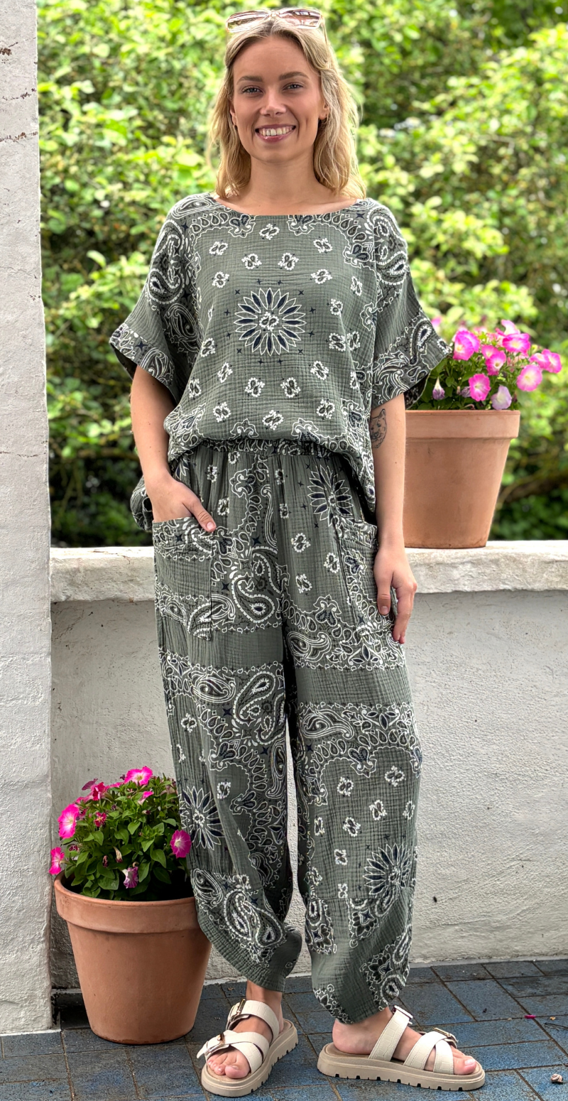 Bree sæt med bukser og bluse i musselin med paisley print khaki LikeLondon