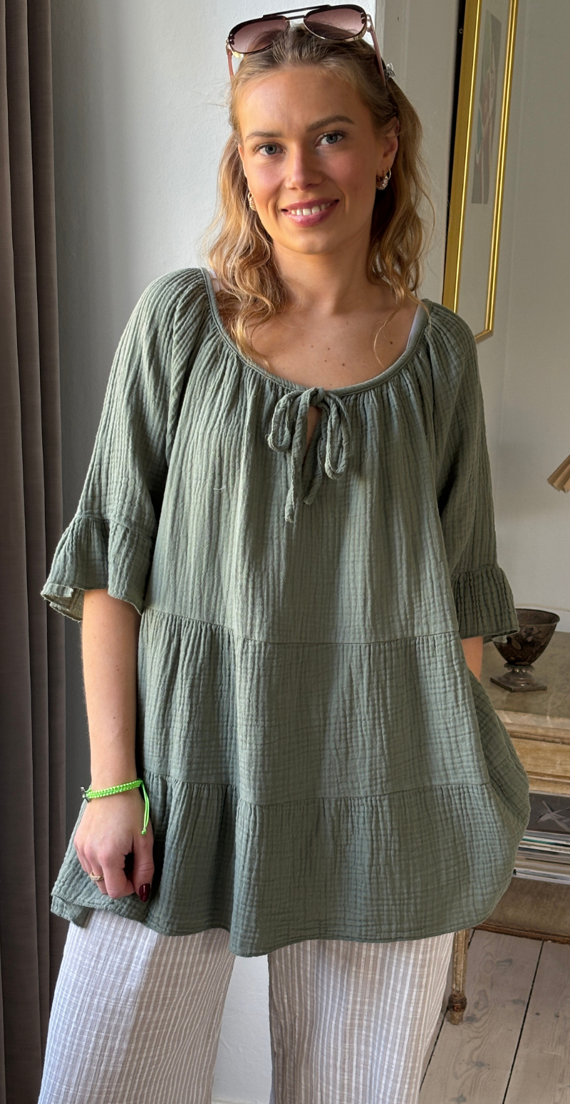 Marilyn bluse med bred halsudskæring og bindebånd khaki LikeLondon