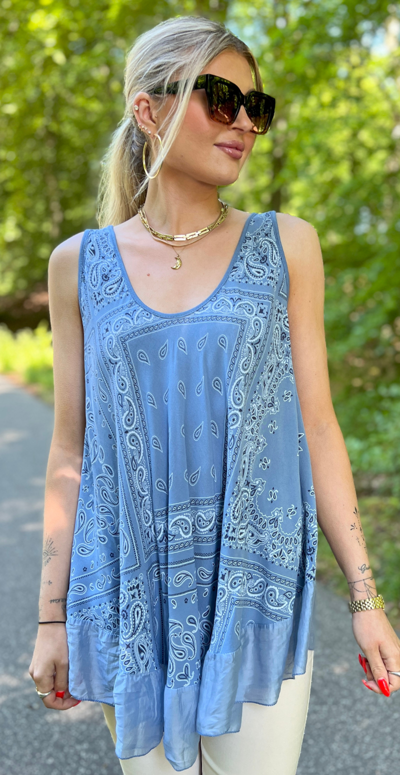 Zaida top med paisleyprint og satinkant denim LikeLondon