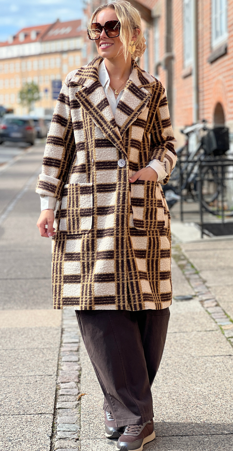 Edith ternet jakke med lommer og knapper beige LikeLondon