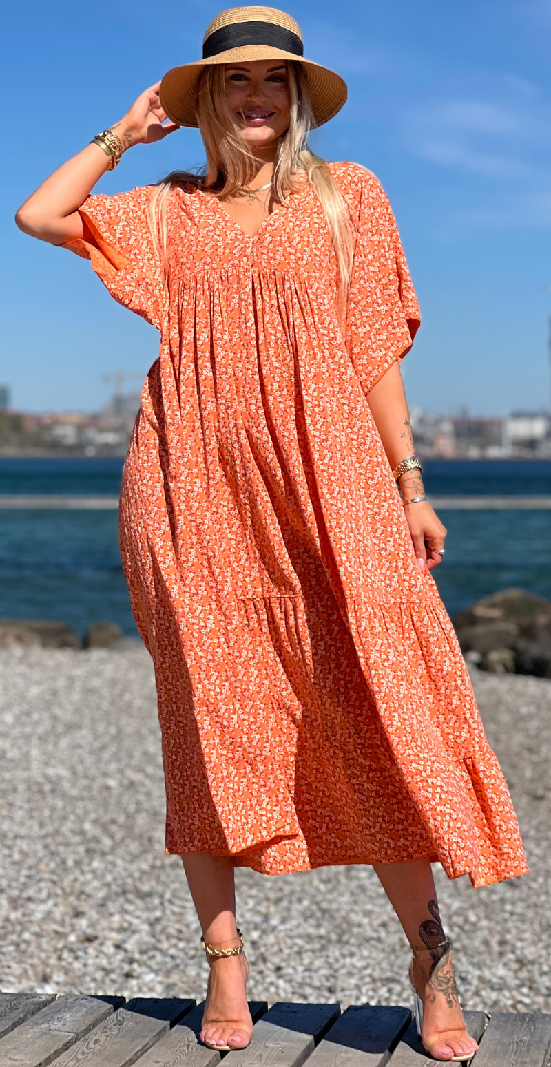 Forudbestil uge 31 Vigga blomstret maxikjole orange LikeLondon