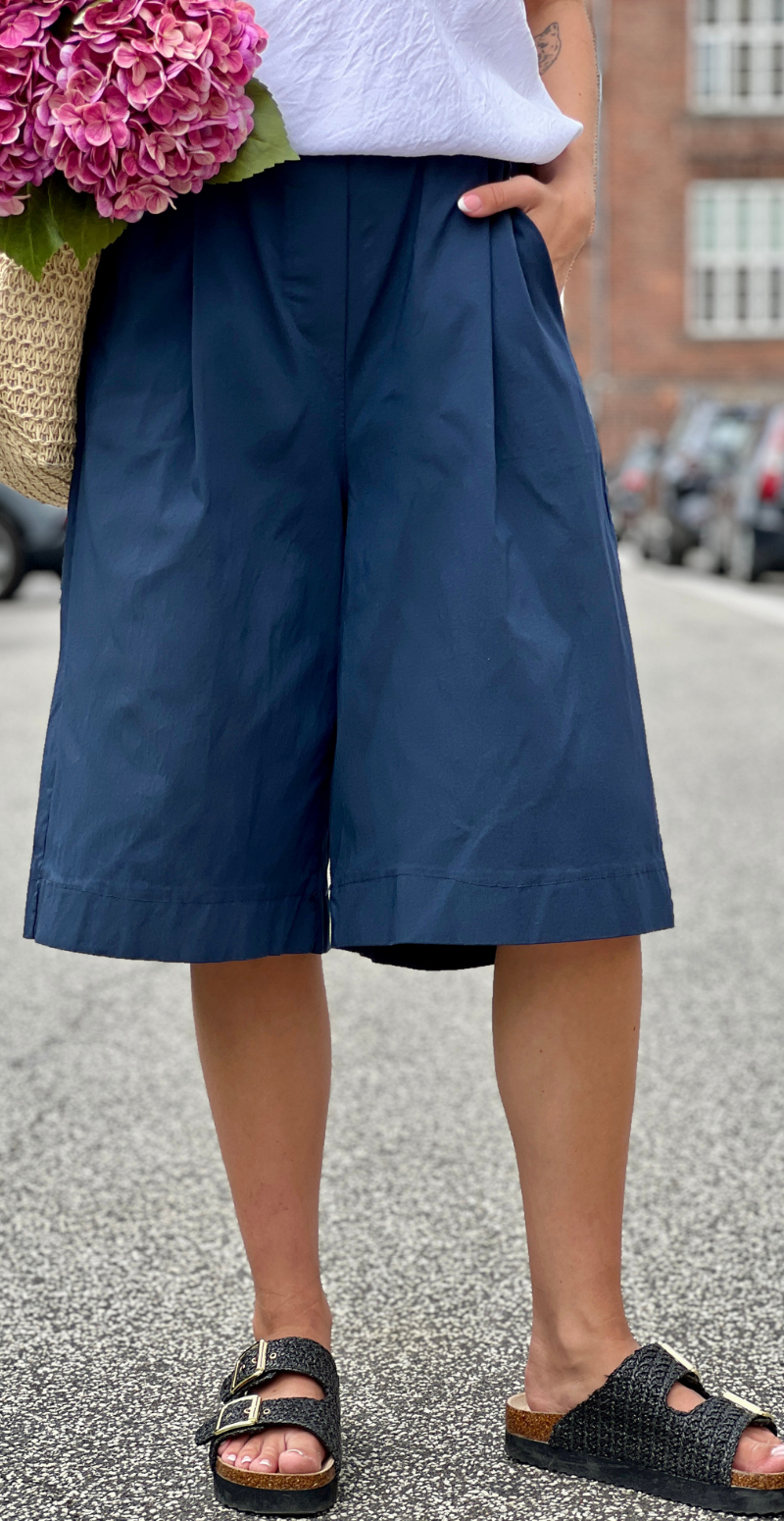 Forudbetil uge 28/29 Emma bermuda ensfarvet shorts og bælte navy LikeLondon
