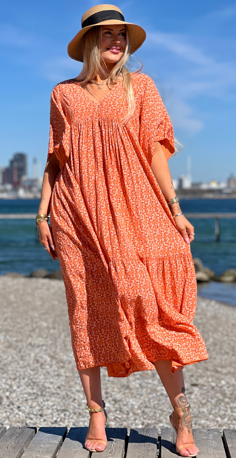 Forudbestil uge 31 Vigga blomstret maxikjole orange LikeLondon