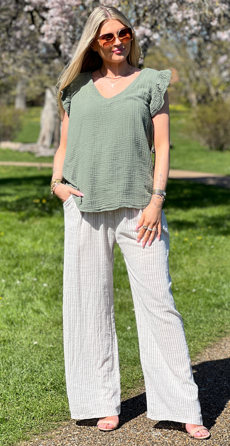 Hollie bluse med v-hals og flæsekant khaki LikeLondon