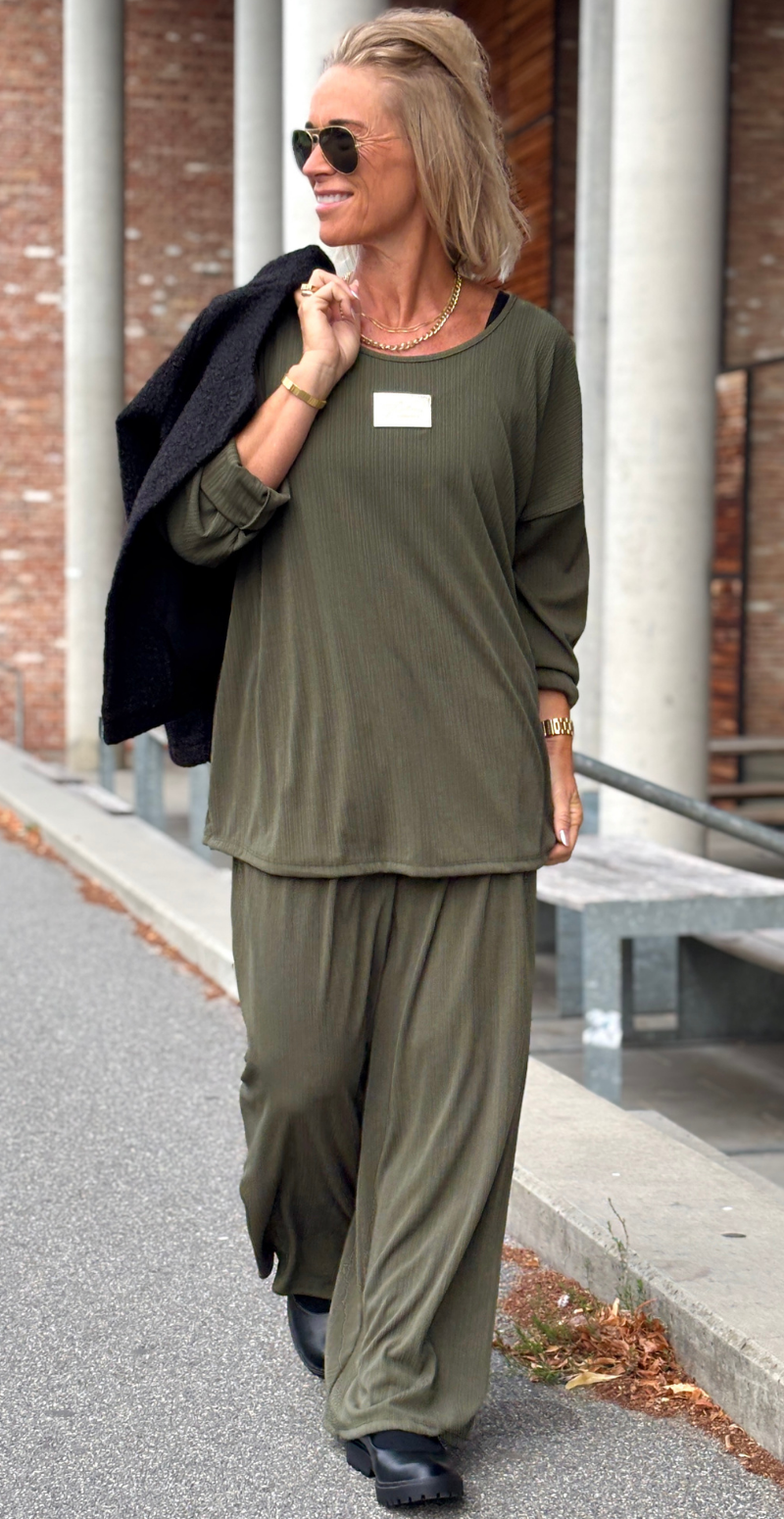 Tessie sæt med struktur og logo fortil bluse og bukser militare LikeLondon