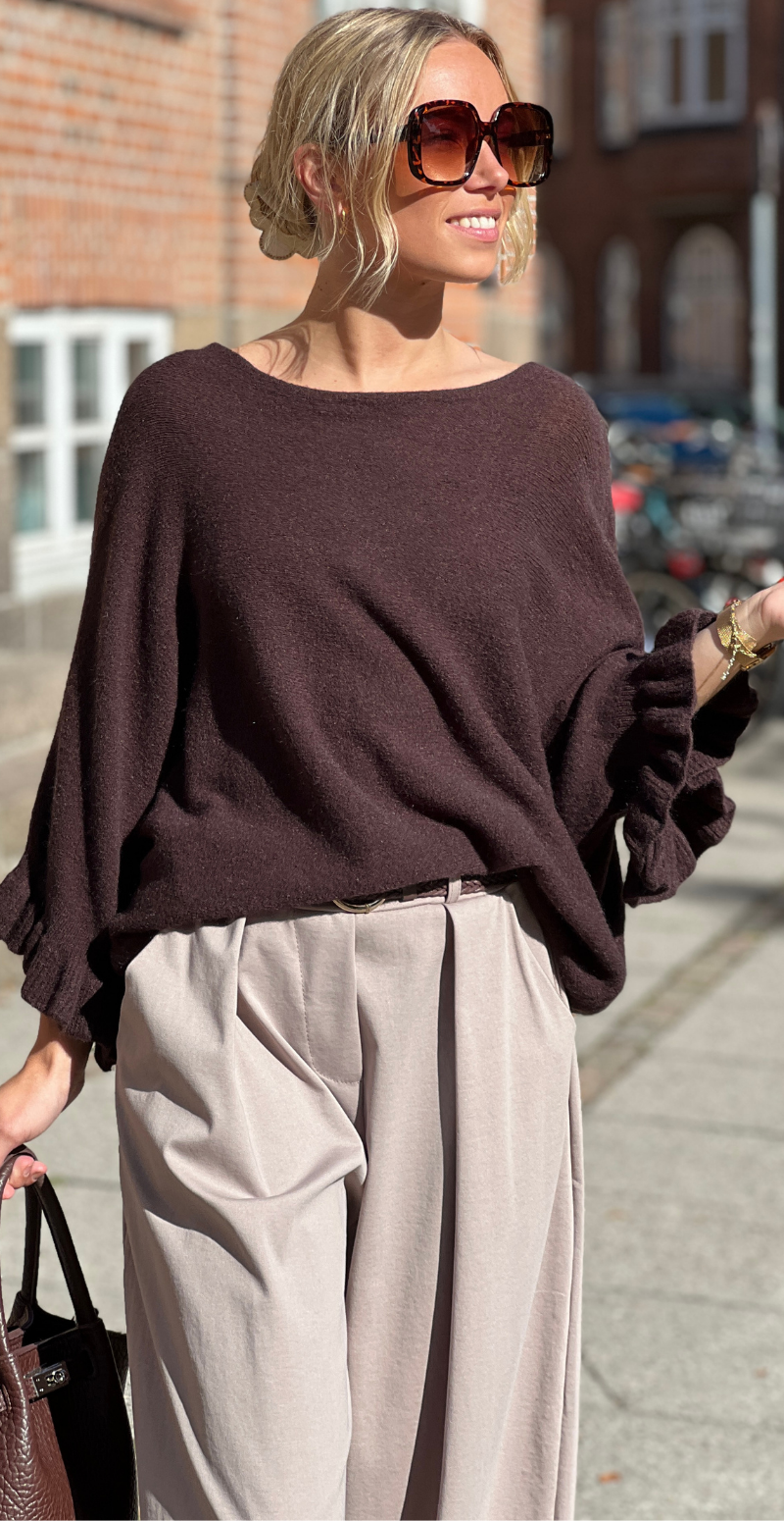 Louise strikbluse i baby alpaca med flæsedetaljer og 3/4 ærmer brun LikeLondon