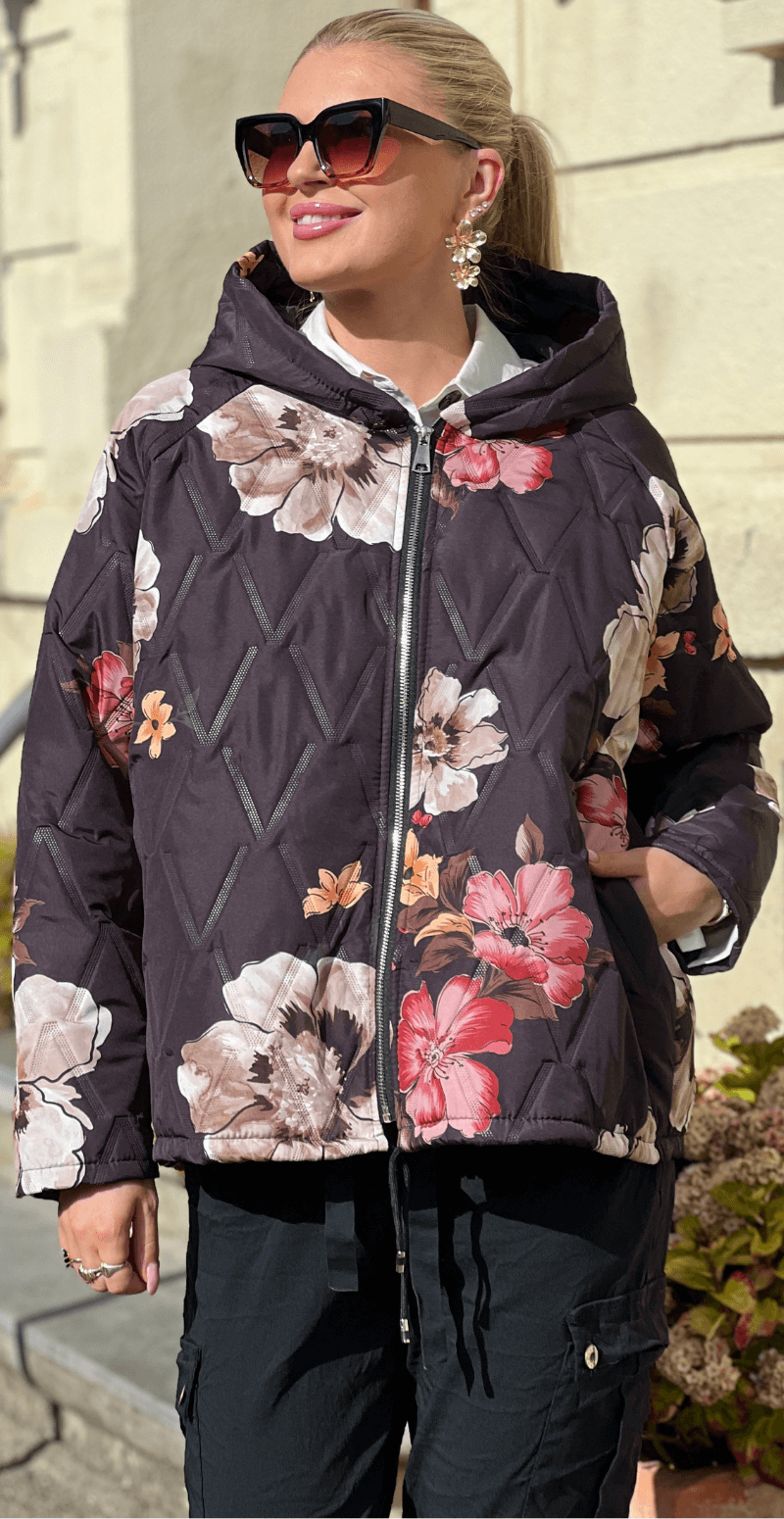 Amber kort jakke med blomster og hætte sort Likelondon
