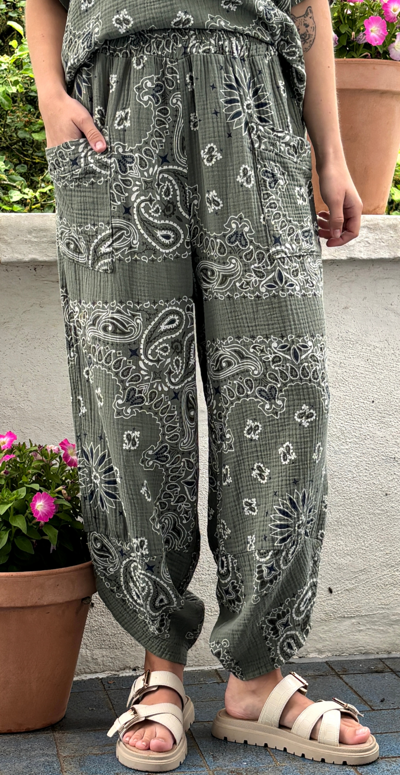 Bree sæt med bukser og bluse i musselin med paisley print khaki LikeLondon