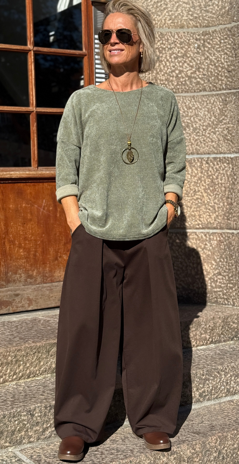 Maren bluse i velour og halskæde khaki LikeLondon
