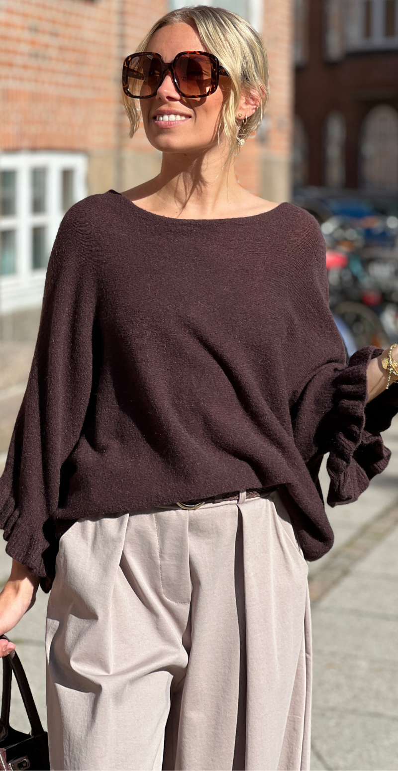 Louise strikbluse i baby alpaca med flæsedetaljer og 3/4 ærmer brun LikeLondon