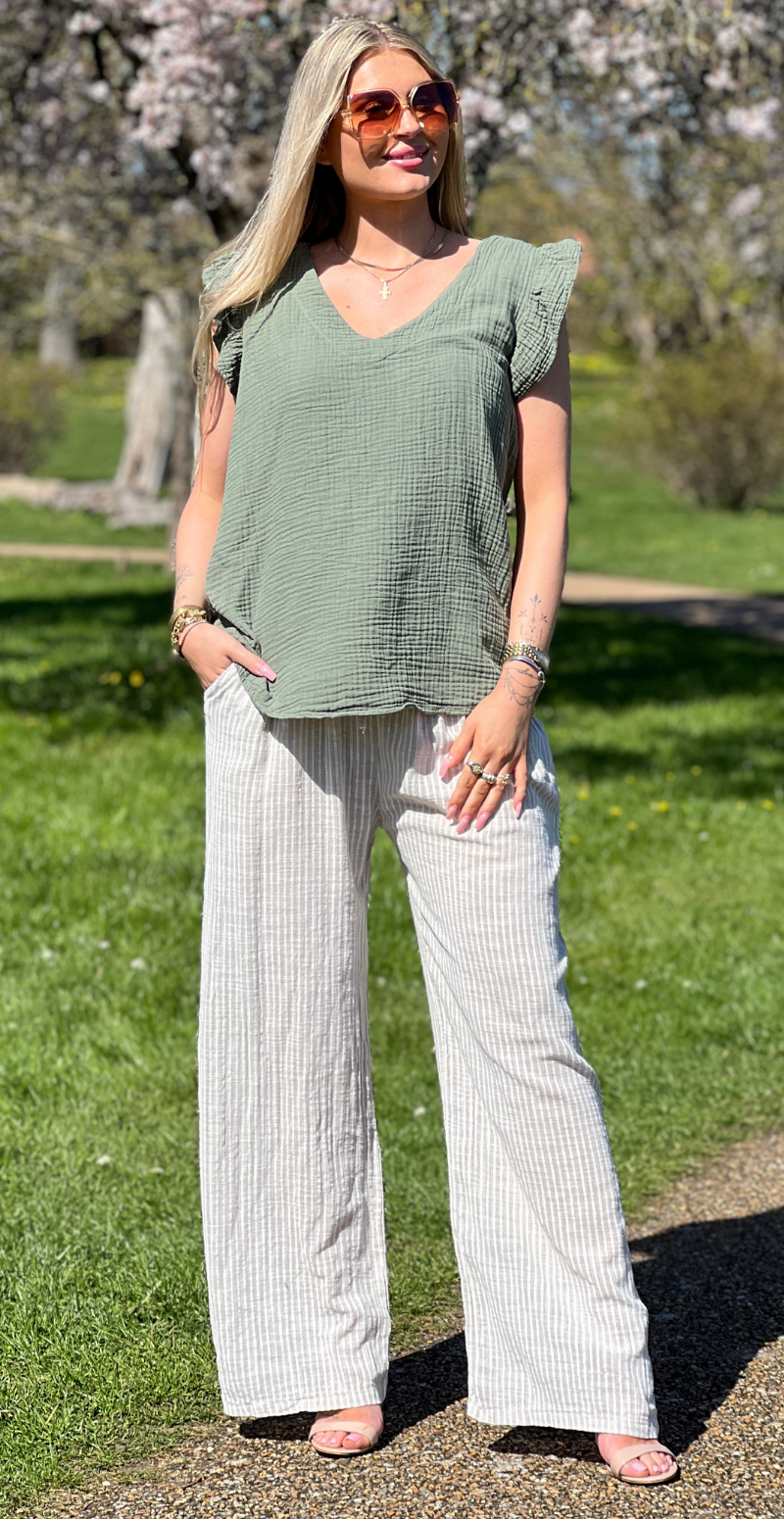 Hollie bluse med v-hals og flæsekant khaki LikeLondon