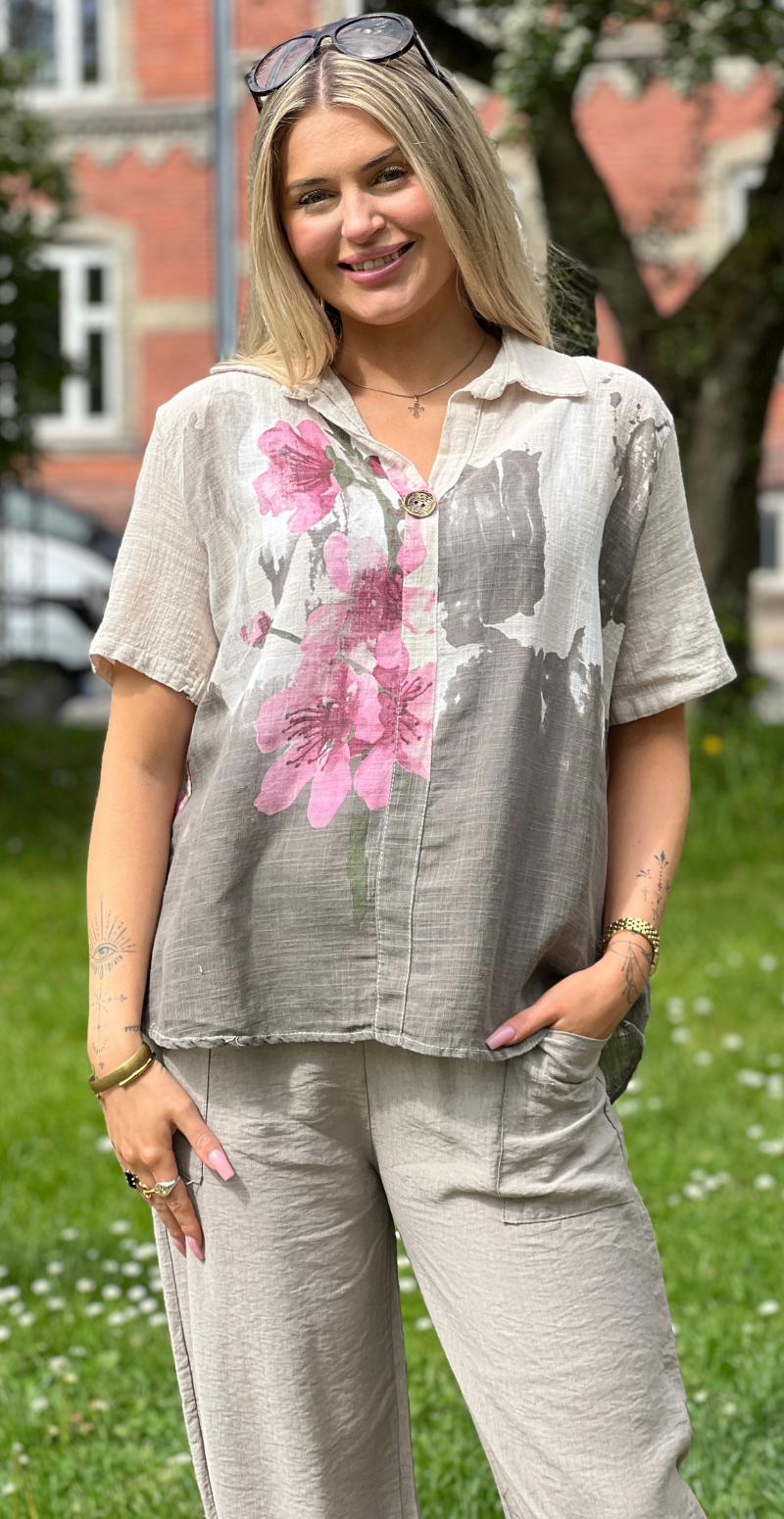Gina bluse med blomsterprint og v-hals beige LikeLondon