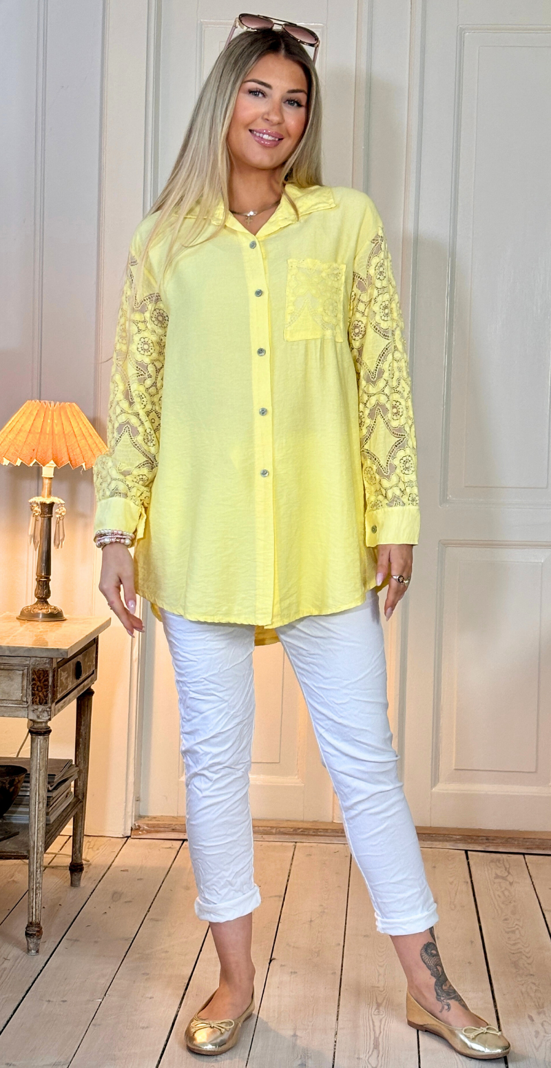 Simma skjorte med blondeærmer og lomme gul LikeLondon