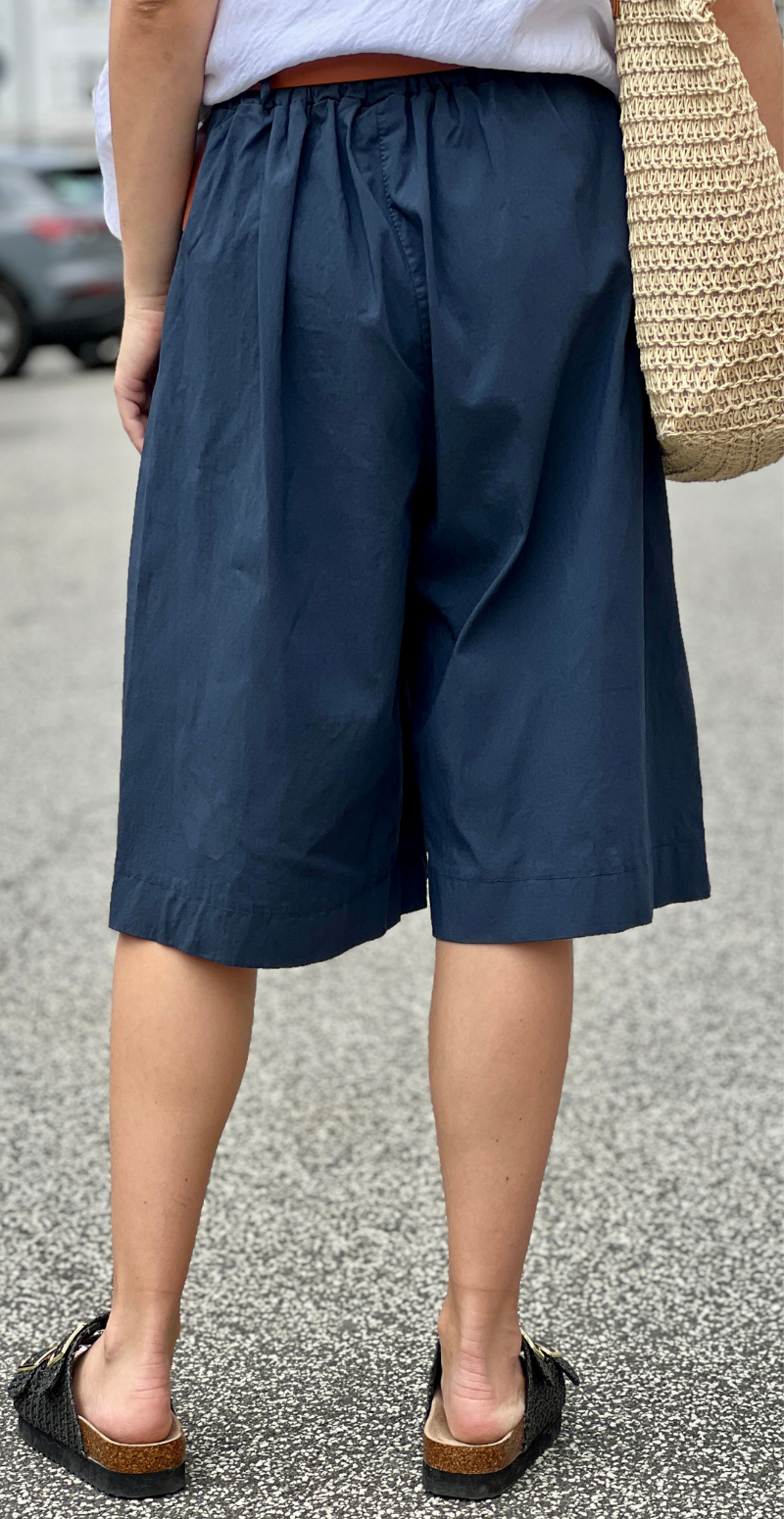 Emma bermuda ensfarvet shorts og bælte navy LikeLondon