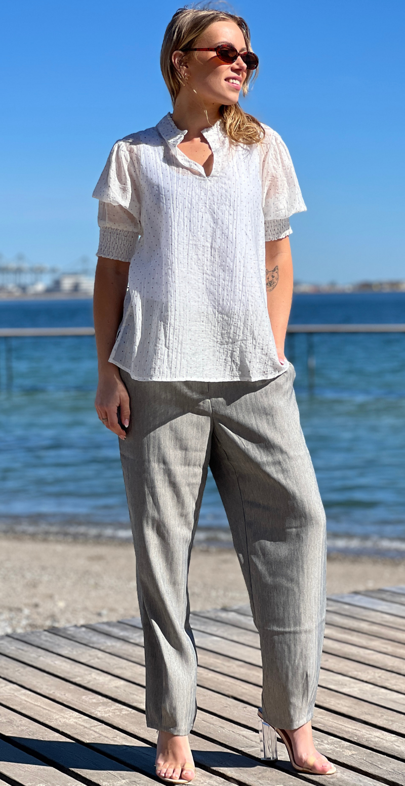 Flory bluse med smock på ærmerne og prikker brilliant white w. silver Freequent