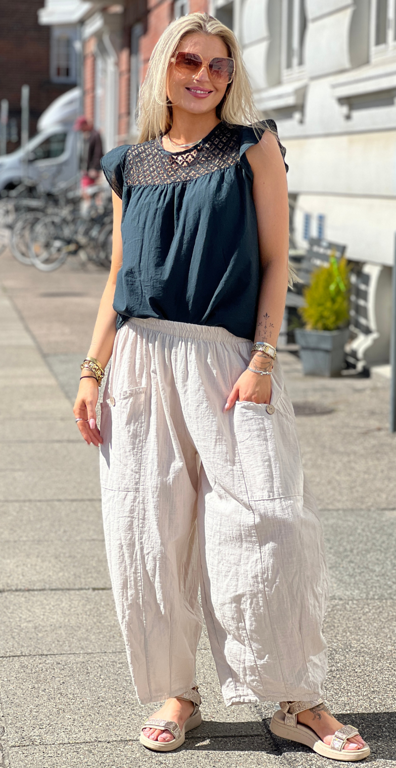 Pixie bluse med blonde og flæseærmer sort LikeLondon