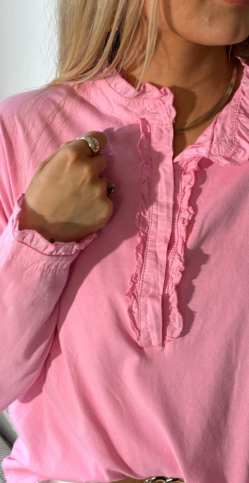 Alpha bluse med stolpelukning og flæsedetaljer pink LikeLondon