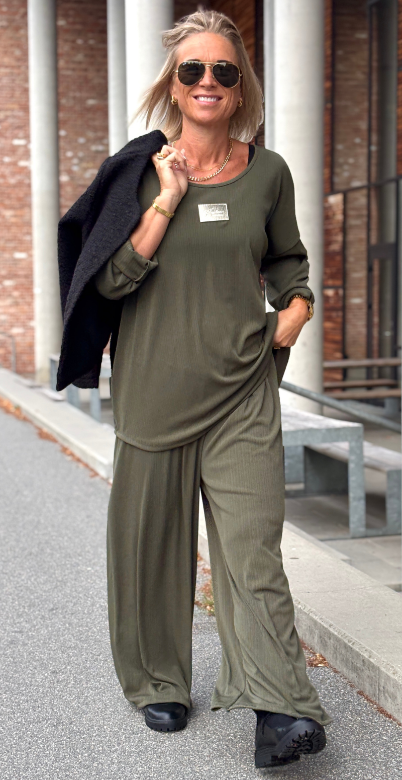 Tessie sæt med struktur og logo fortil bluse og bukser militare LikeLondon