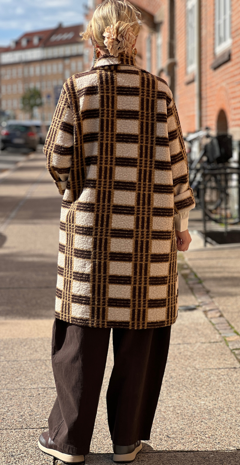 Edith ternet jakke med lommer og knapper beige LikeLondon