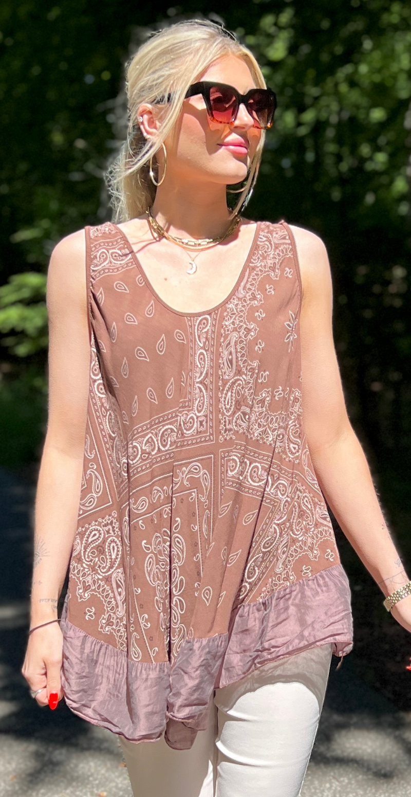 Zaida top med paisleyprint og satinkant brun LikeLondon