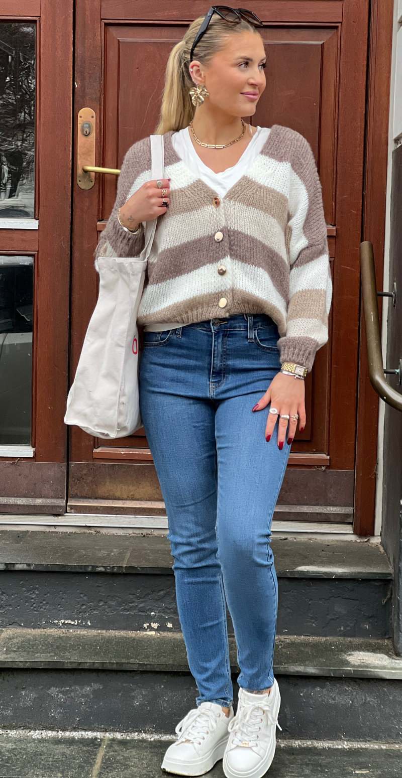 Evelina cardigan med guldknapper brun LikeLondon