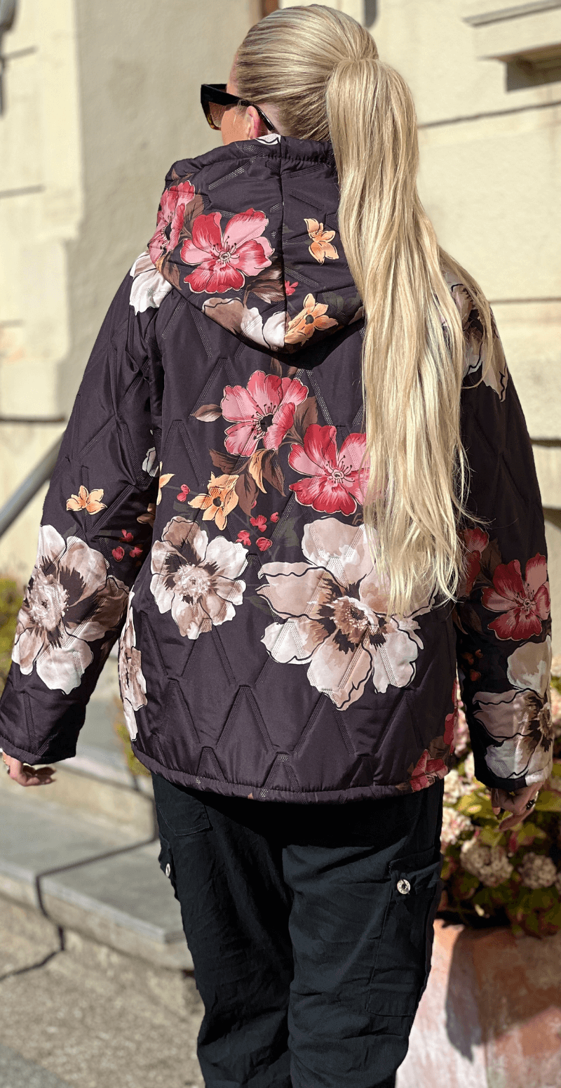 Amber kort jakke med blomster og hætte sort Likelondon