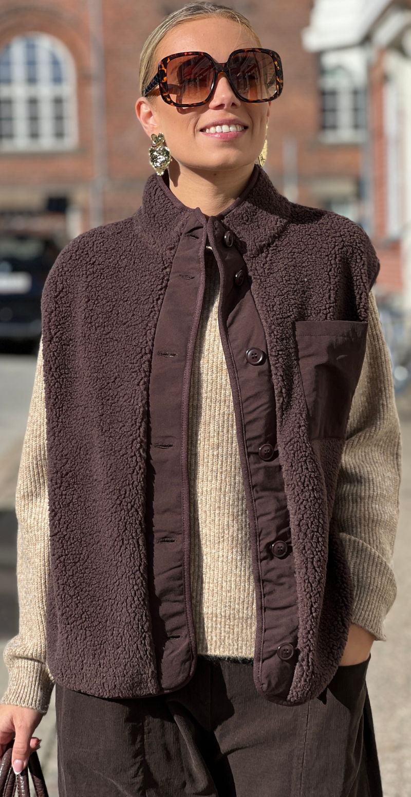 Onyx vest i teddy med brystlomme og knapper brun LikeLondon