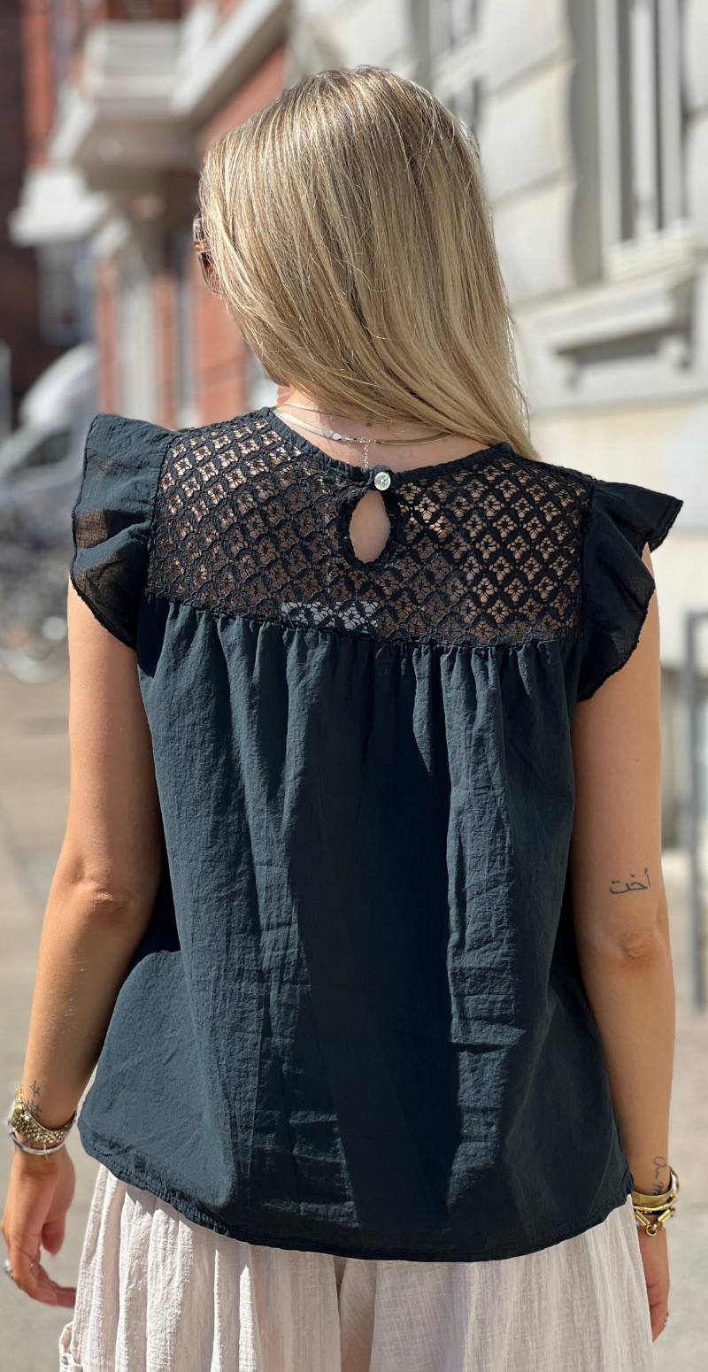 Pixie bluse med blonde og flæseærmer sort LikeLondon