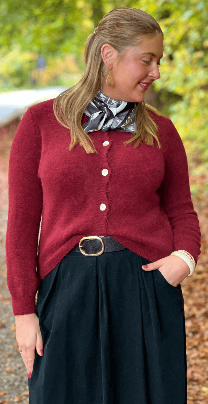 Celeste uld cardigan med perlemorsknapper bordeaux LikeLondon