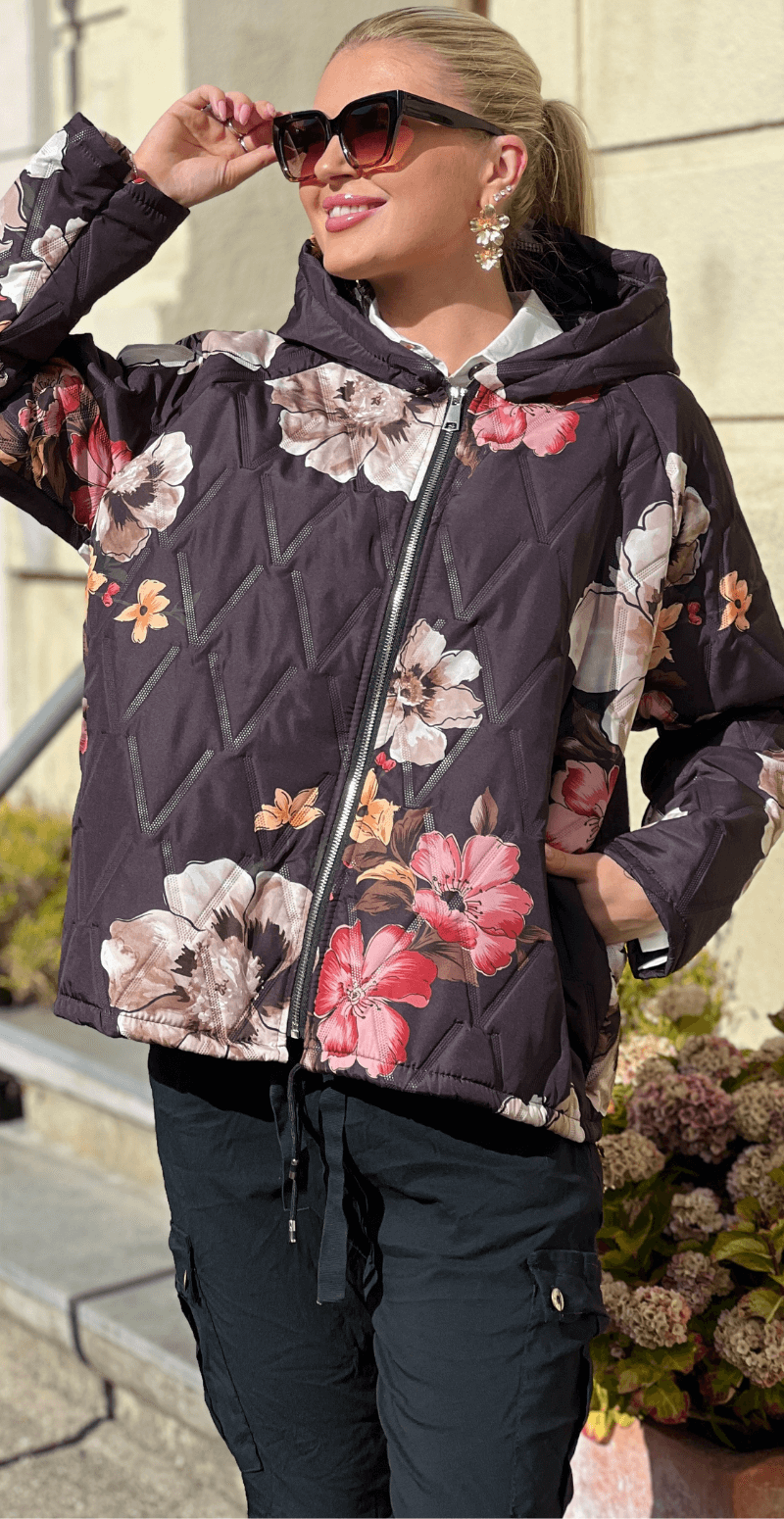 Amber kort jakke med blomster og hætte sort Likelondon