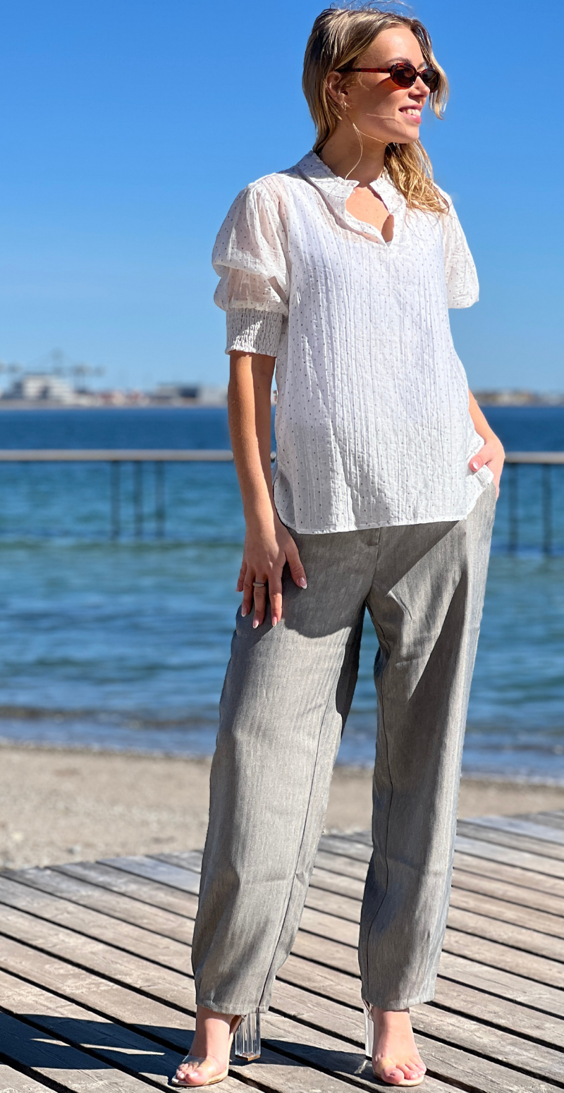 Flory bluse med smock på ærmerne og prikker brilliant white w. silver Freequent