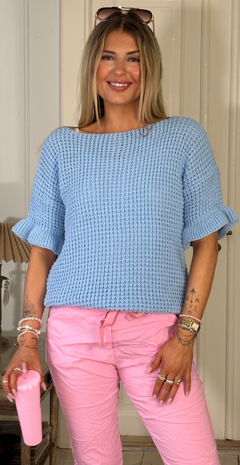 Chia strikbluse med kort flæseærme sky LikeLondon