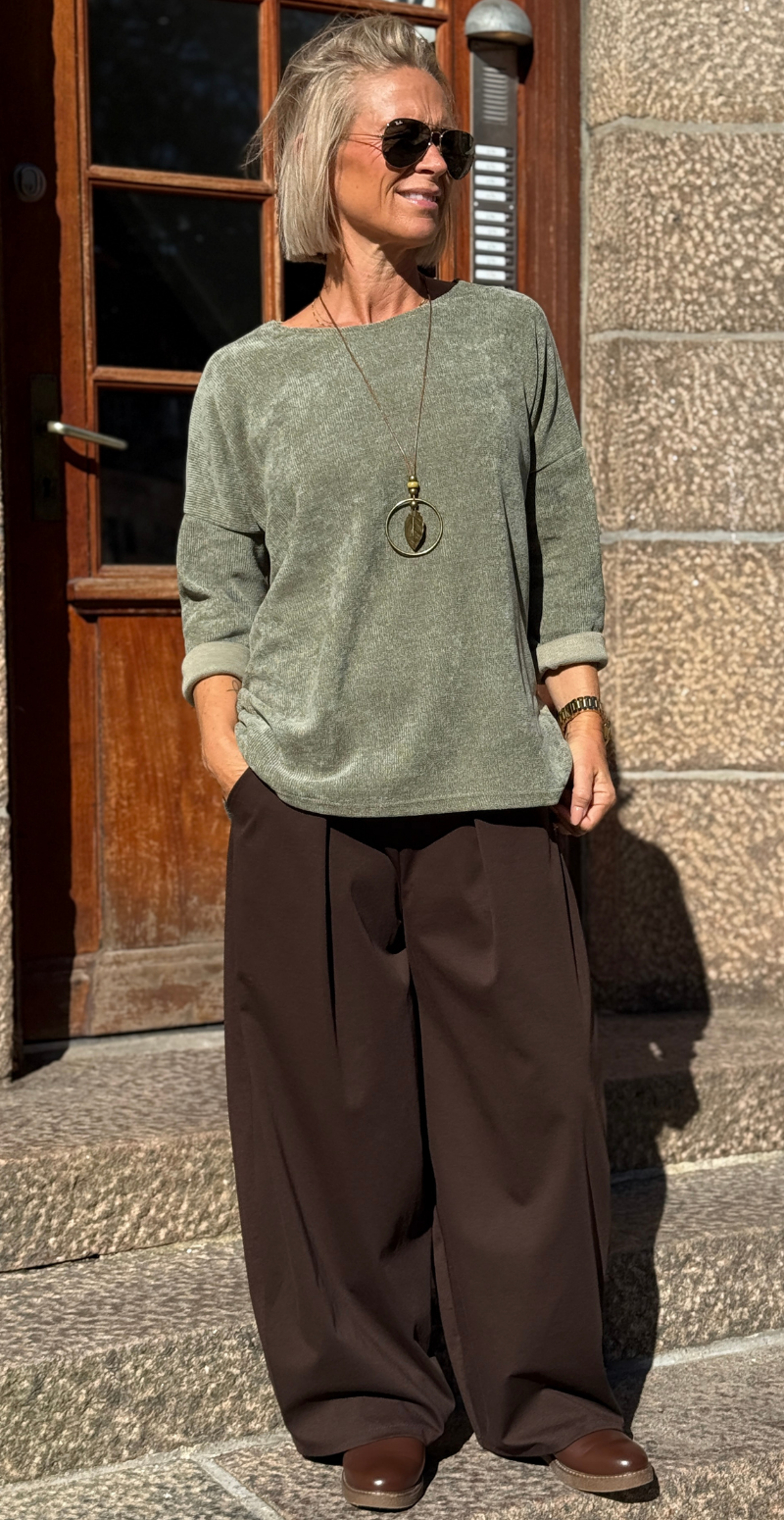 Maren bluse i velour og halskæde khaki LikeLondon